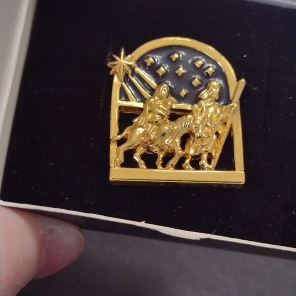 *Sale* Avon holy family tac pin - Picture 1 of 8